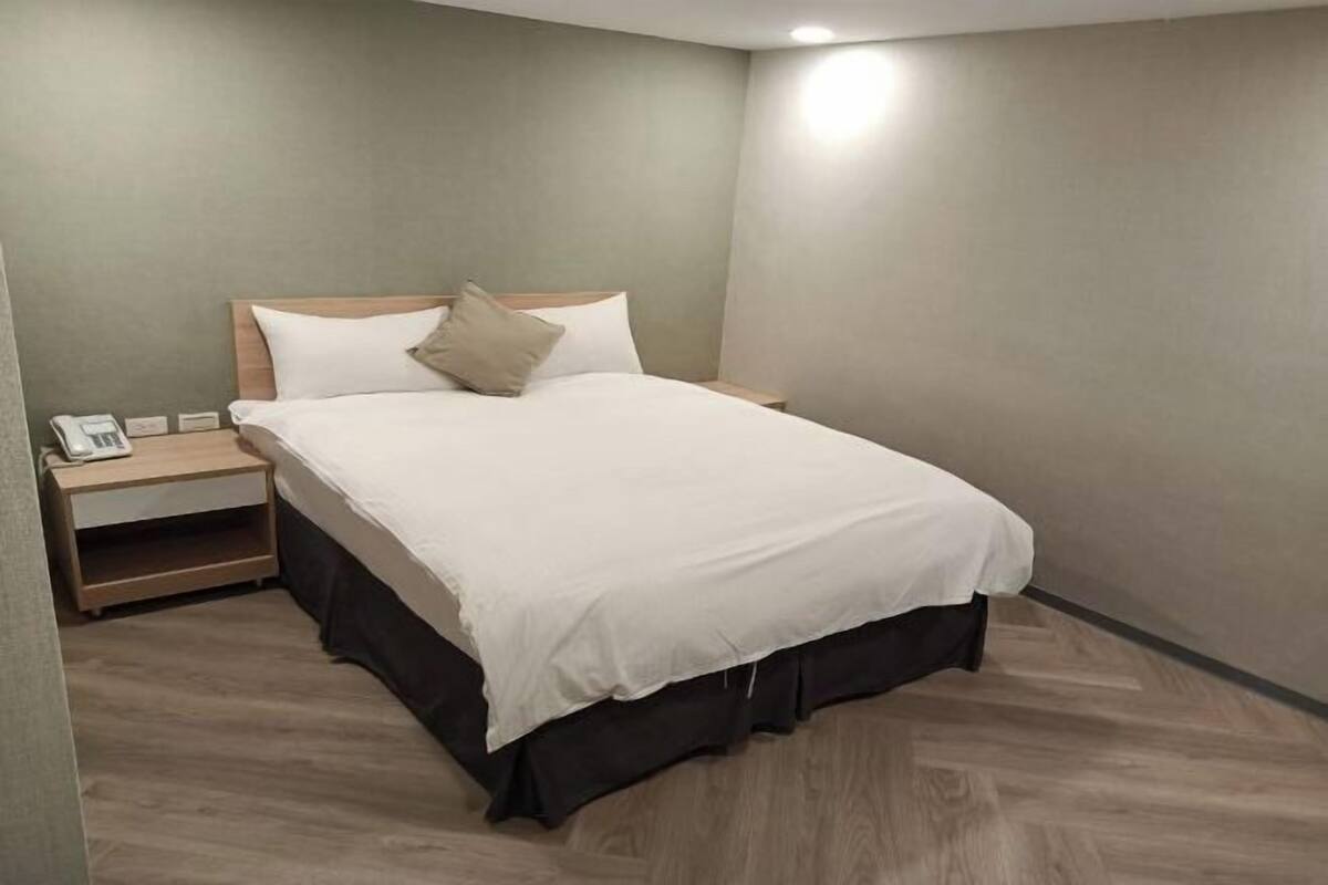 Down comforters, WiFi (free), bed sheets