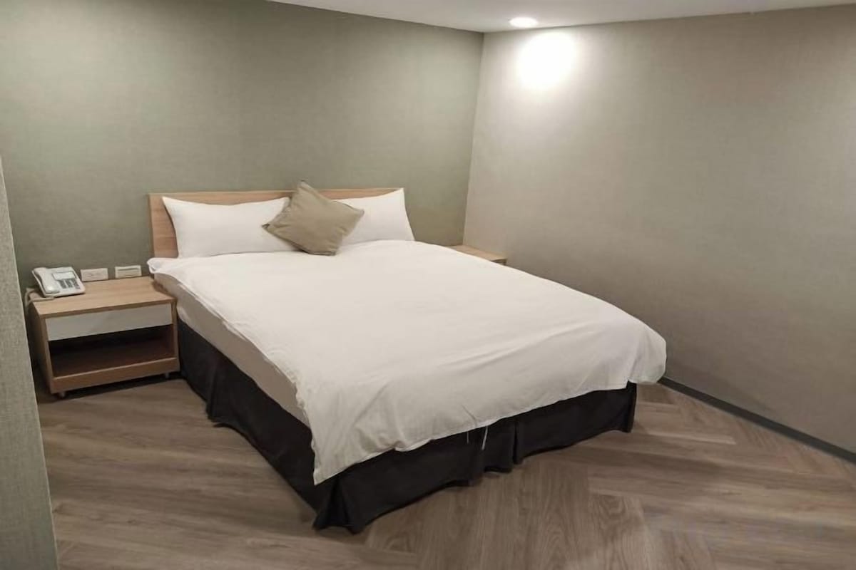 Down comforters, WiFi (free), bed sheets