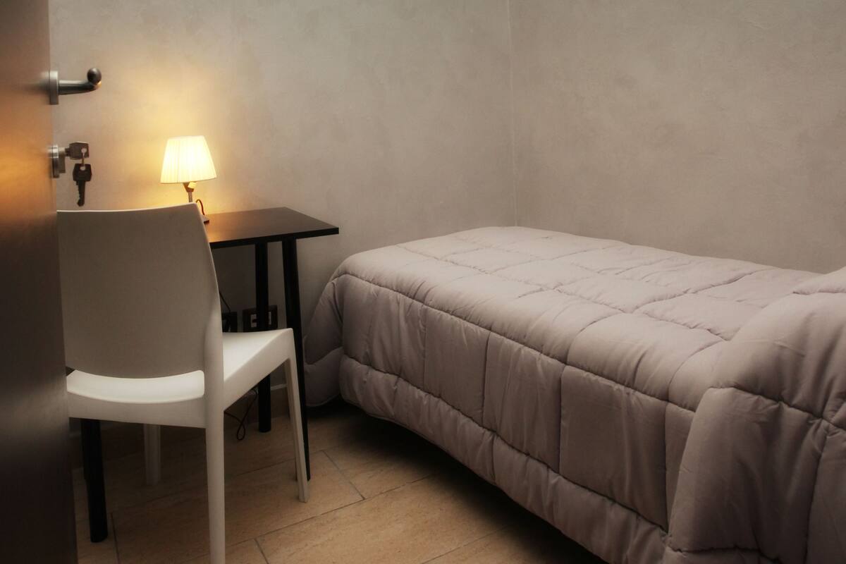 Single Room | Premium bedding, in-room safe, WiFi (free)