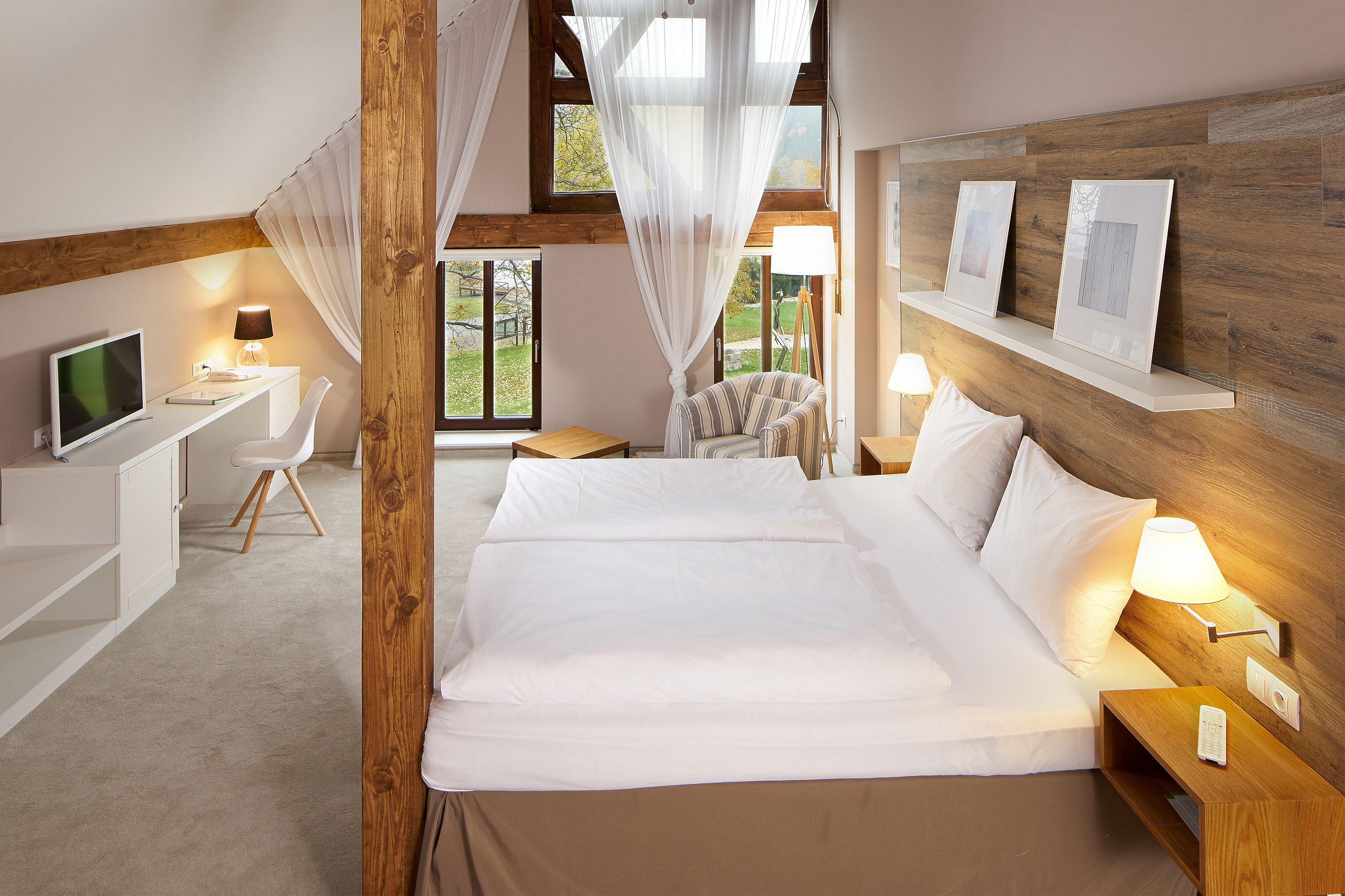 Suite Deluxe (1st floor) | Minibar, caja de seguridad en la habitación y escritorio 