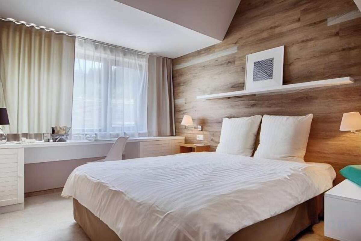 Minibar, caja de seguridad en la habitación y escritorio