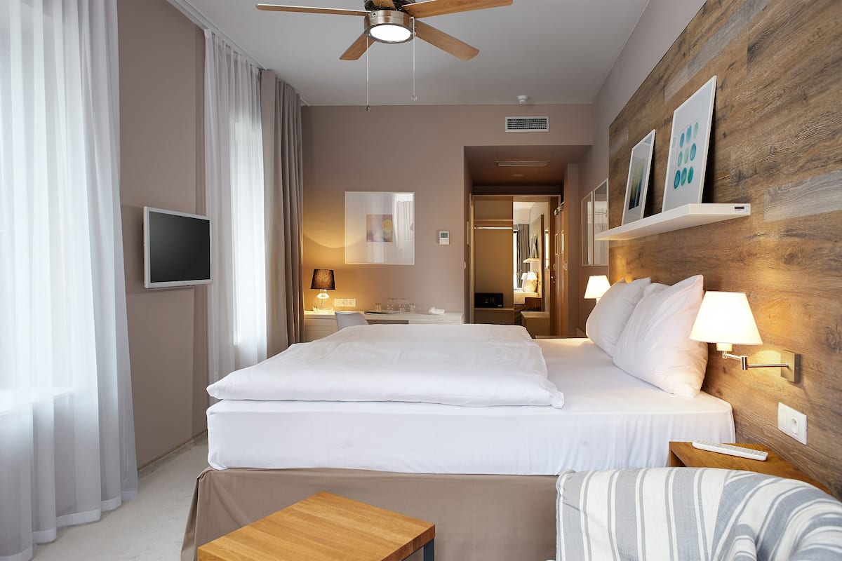 superior double room, balcony, golf view (1st floor) | minibar, in-room safe, desk, soundproofing