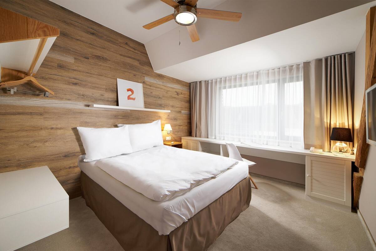 Habitació econòmica, 1 llit doble (1st floor) | Minibar, caixa forta a l'habitació i escriptori