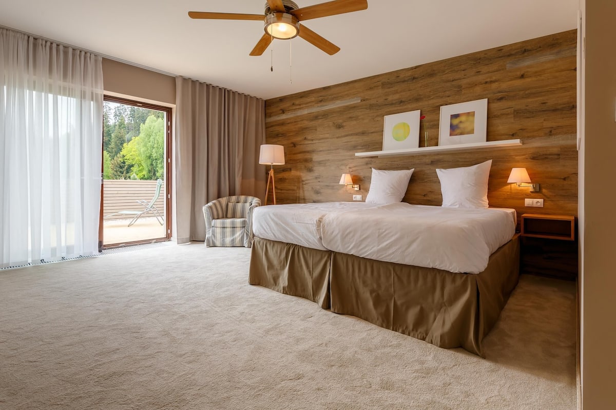 superior double room, 1 king bed, balcony (1st floor) | minibar, in-room safe, desk, soundproofing