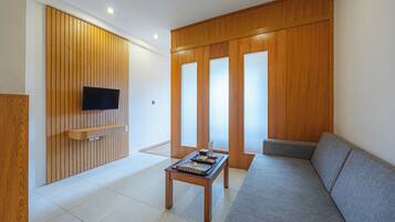 Signature Suite, Kitchen | Living area | 32-inch LED TV with cable channels, TV