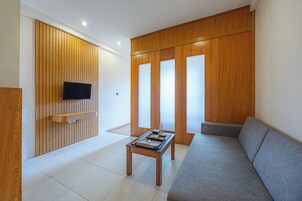 特色套房, 厨房 | 起居区 | 32-英寸LED 电视 （配备有线频道）、电视