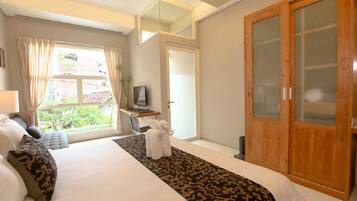Executive Suite, Balcony | Premium bedding, minibar, in-room safe, desk