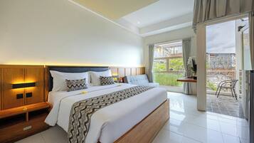 Suite Eksekutif, balkon | Seprai premium, minibar, brankas, dan meja kerja