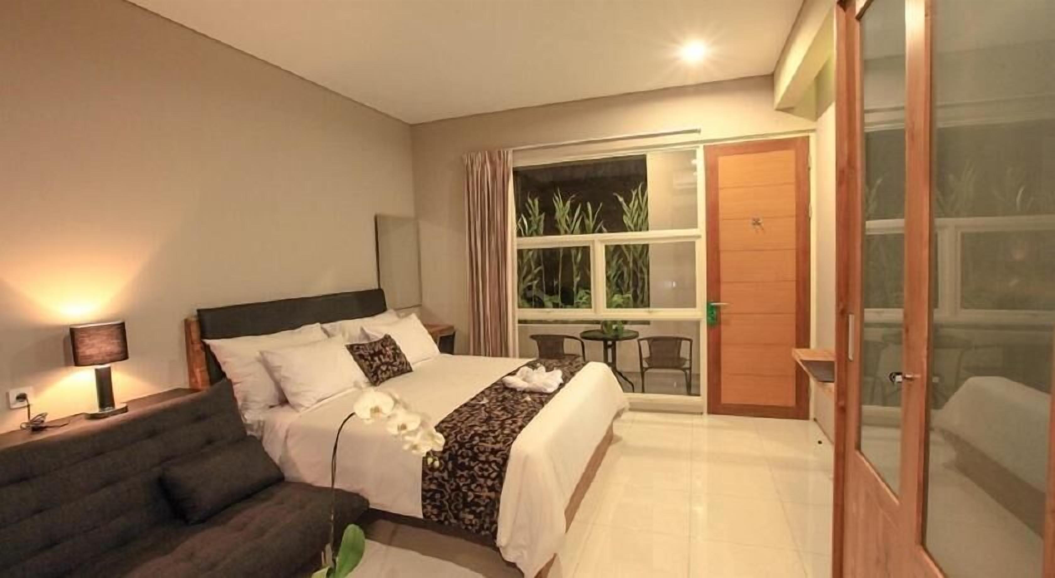 Premium bedding, minibar, in-room safe, desk