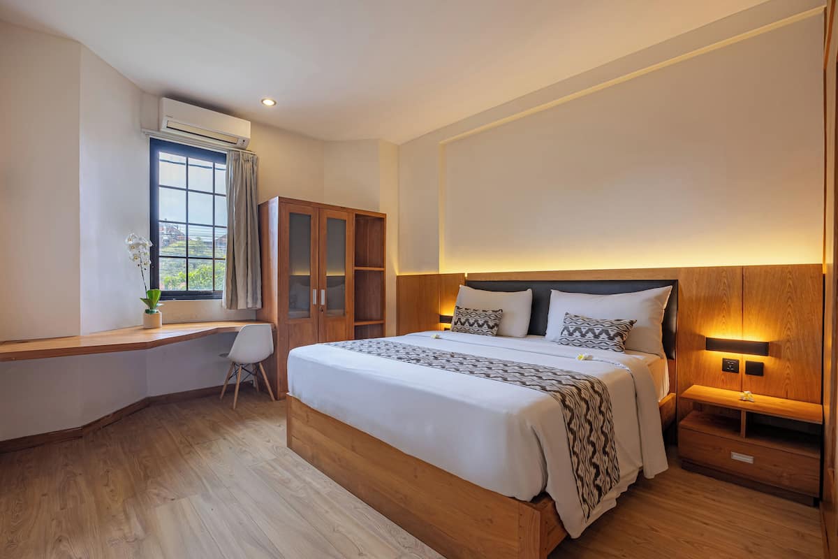 Premium bedding, minibar, in-room safe, desk