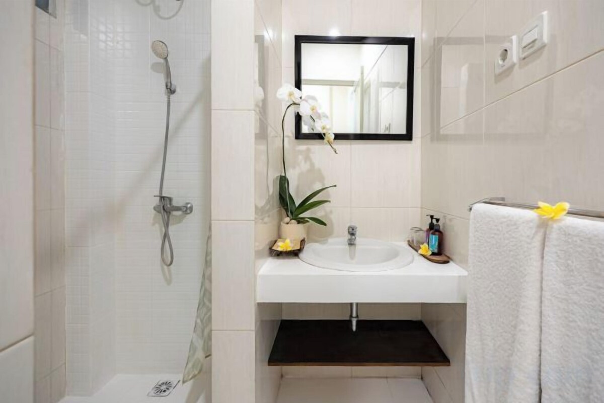 Shower, free toiletries, hair dryer (on request), towels
