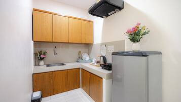 Signature Suite, Kitchen | Premium bedding, minibar, in-room safe, desk