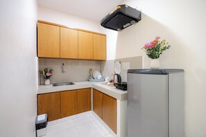 Signature Suite, Kitchen | Premium bedding, minibar, in-room safe, desk