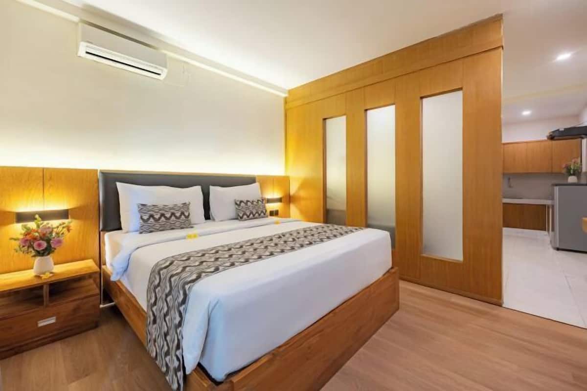 Premium bedding, minibar, in-room safe, desk