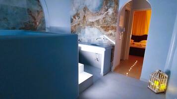 Executive Water Apartment | Egyptian cotton sheets, premium bedding, in-room safe, soundproofing