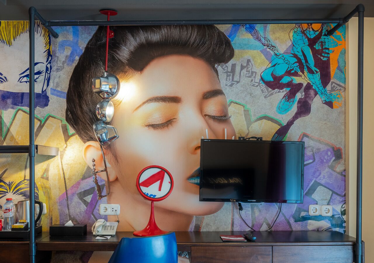 dash studio grafitti - free 2 bottles beer | 1 bedroom, premium bedding, in-room safe, desk