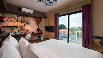 Premium bedding, in-room safe, desk, blackout drapes