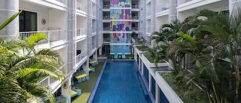 Alberca al aire libre y camastros