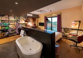 Dash Deluxe City View - Free 2 Bottles Beer | Bathroom | Free toiletries, hair dryer, bathrobes, slippers