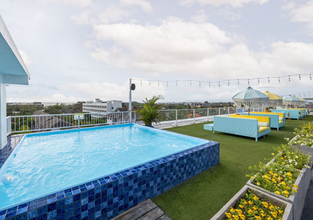 outdoor pool, pool loungers