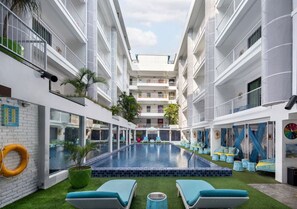 Outdoor pool, pool loungers - Viva Dash Hotel Seminyak (Seminyak)
