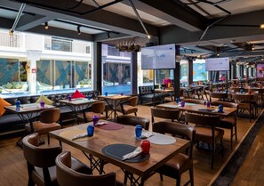 2 restaurants; breakfast, lunch, and dinner served - Viva Dash Hotel Seminyak (Seminyak)