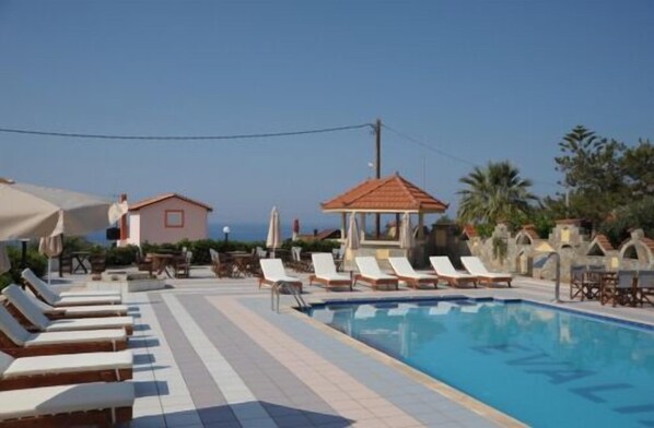 Seasonal outdoor pool, pool umbrellas, pool loungers - Evalia Apts (Hersonissos)