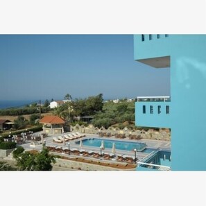 Seasonal outdoor pool, pool umbrellas, sun loungers - Evalia Apts (Hersonissos)