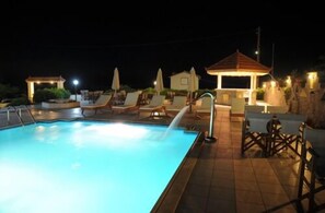 Seasonal outdoor pool, pool umbrellas, pool loungers - Evalia Apts (Hersonissos)