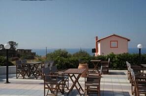 Outdoor dining - Evalia Apts (Hersonissos)