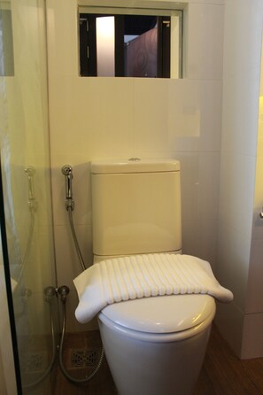 Shower, free toiletries, hair dryer - The Beach by Glitter House (Karon)