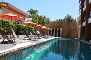 Outdoor pool, pool umbrellas, sun loungers - The Beach by Glitter House (Karon)