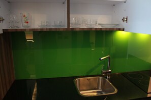 Coffee/tea maker, full-size fridge, microwave, stovetop - The Beach by Glitter House (Karon)