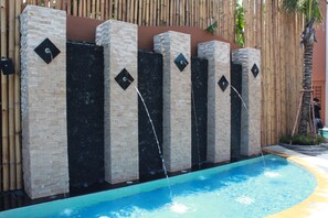 Outdoor pool, pool umbrellas, pool loungers - The Beach by Glitter House (Karon)