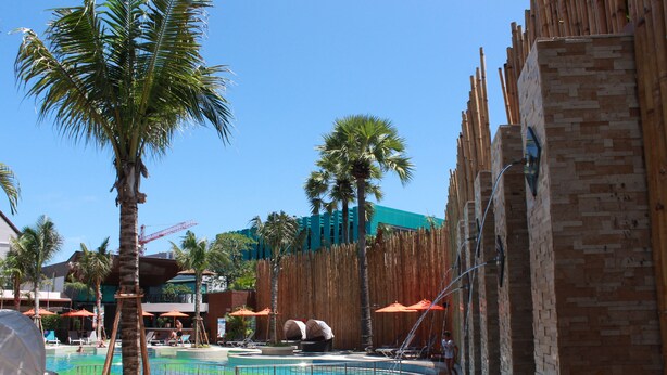 Outdoor pool, pool umbrellas, sun loungers - The Beach by Glitter House (Karon)