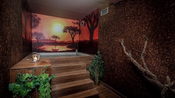 Salas de tratamiento para parejas, un sauna, una bañera de hidromasaje
