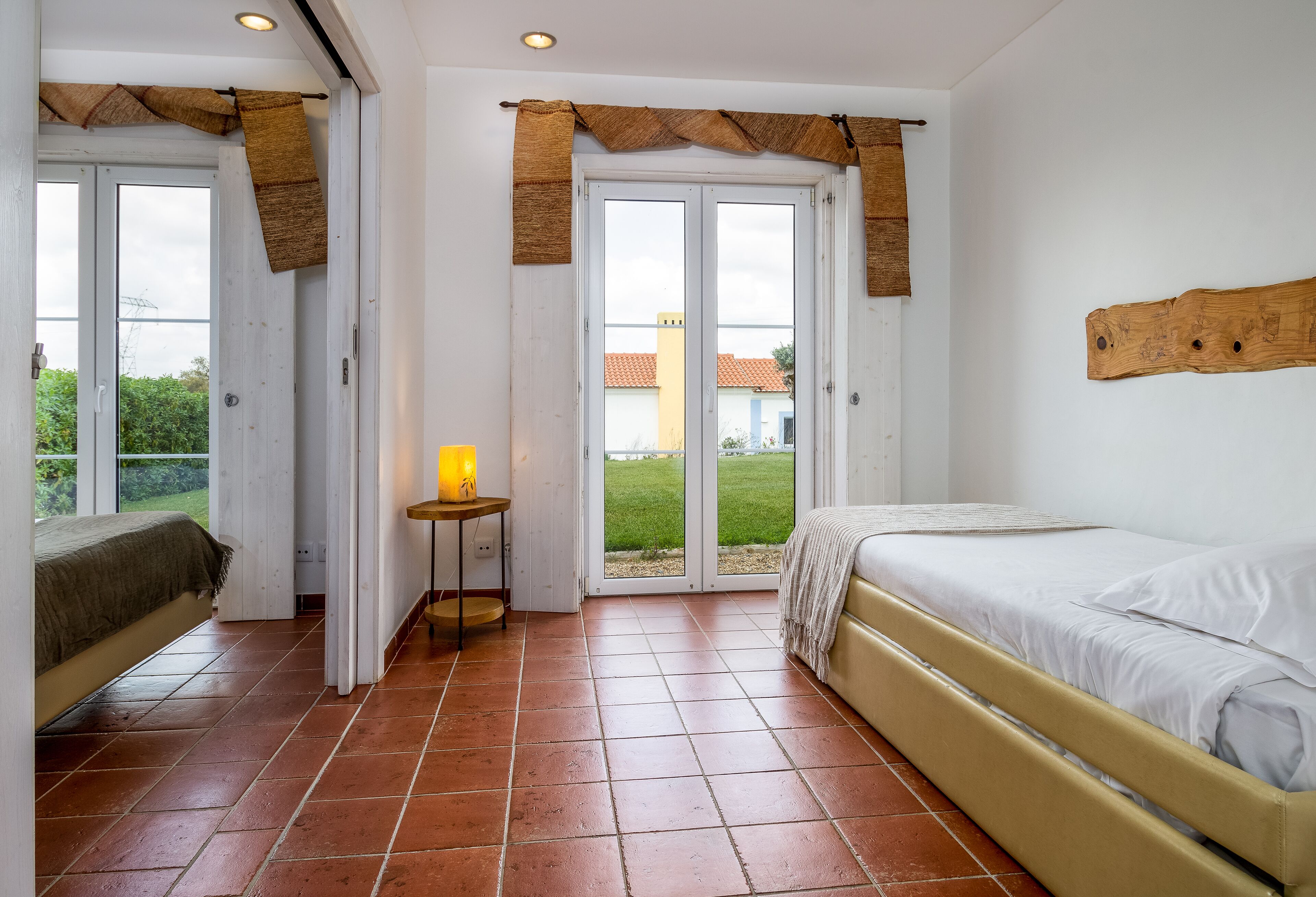 1 dormitori, habitacions insonoritzades i planxa i posts de planxar 