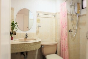 Standard Room, 2 Single Beds | Bathroom - Vive Hotel (Makati)