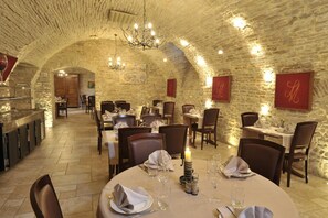 S'hi serveixen dinars i sopars 