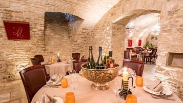 Se sirven comidas, cenas y cocina francesa
