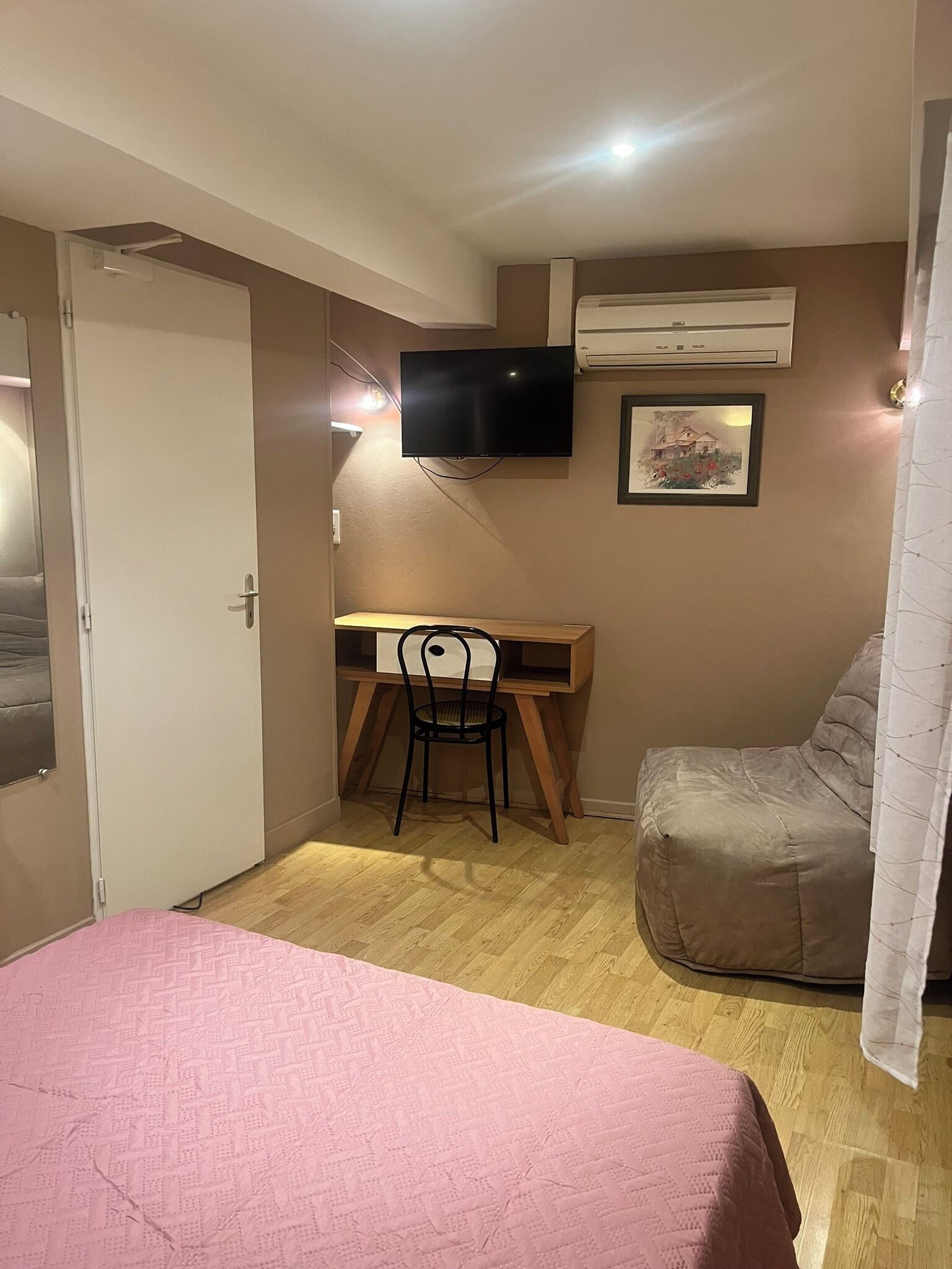 standard triple room | 1 bedroom, desk, free wifi, bed sheets