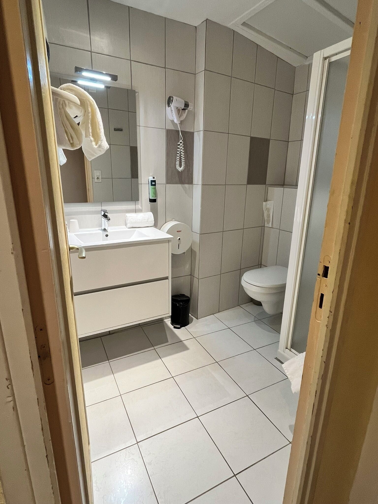 standard triple room | bathroom | shower, free toiletries, hair dryer, towels