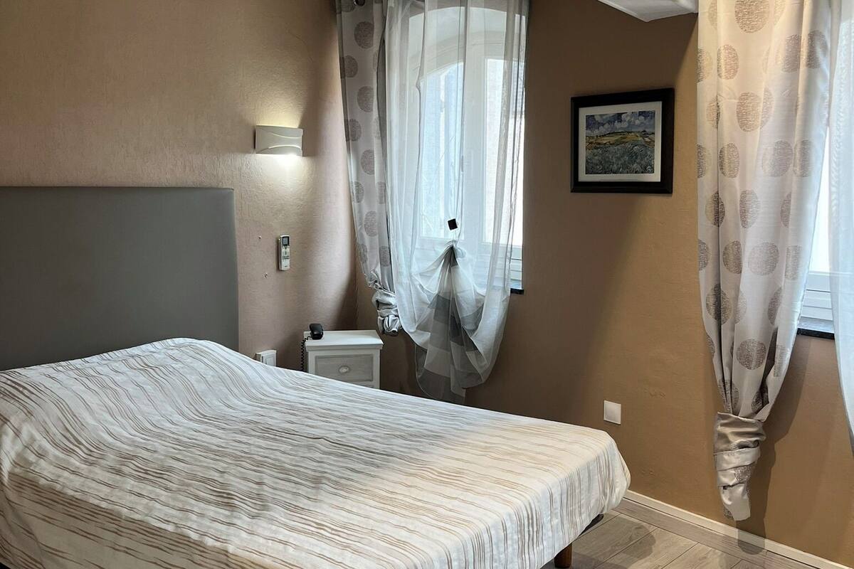 1 bedroom, desk, free wifi, bed sheets