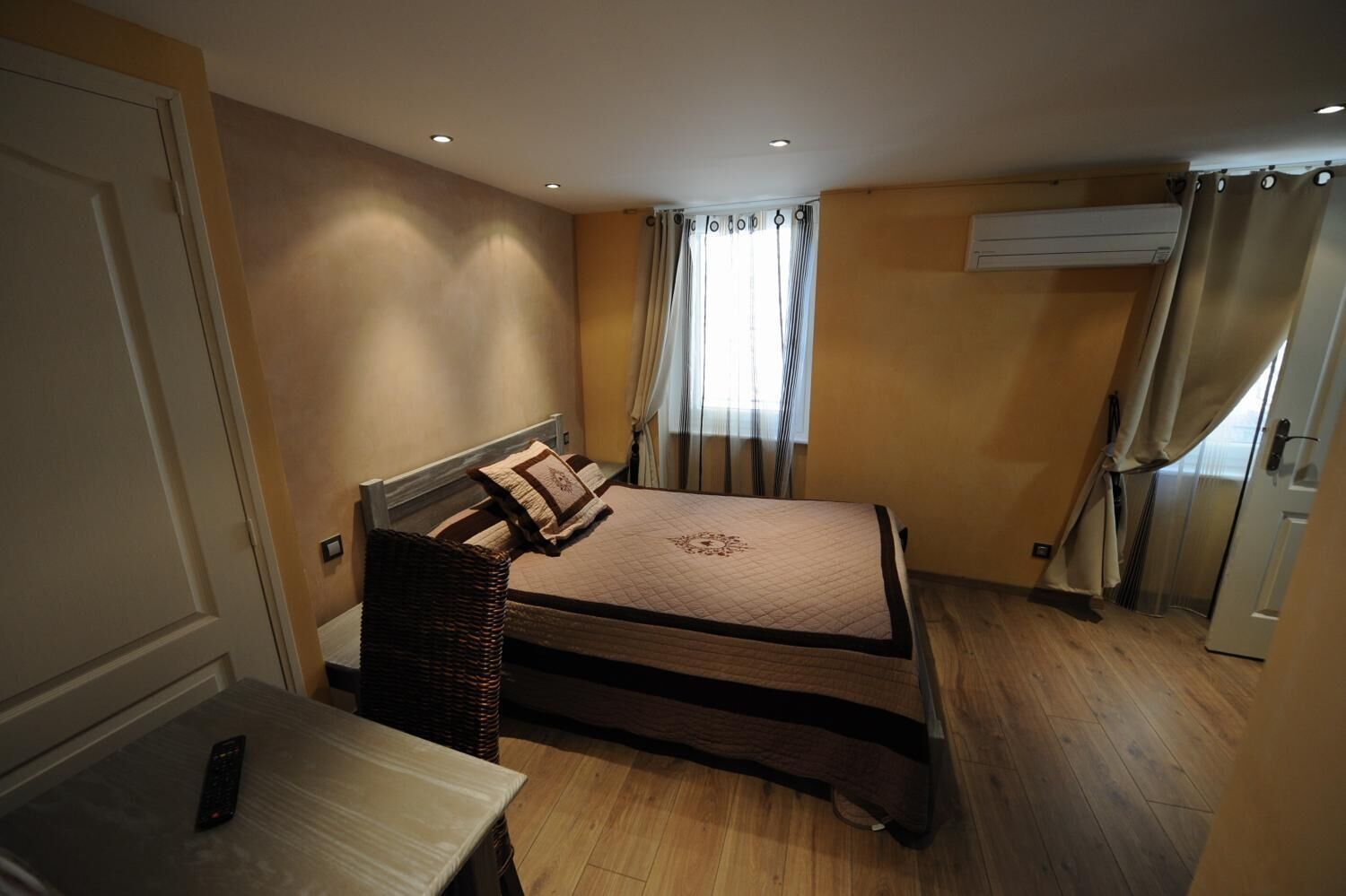 Desk, free WiFi, bed sheets