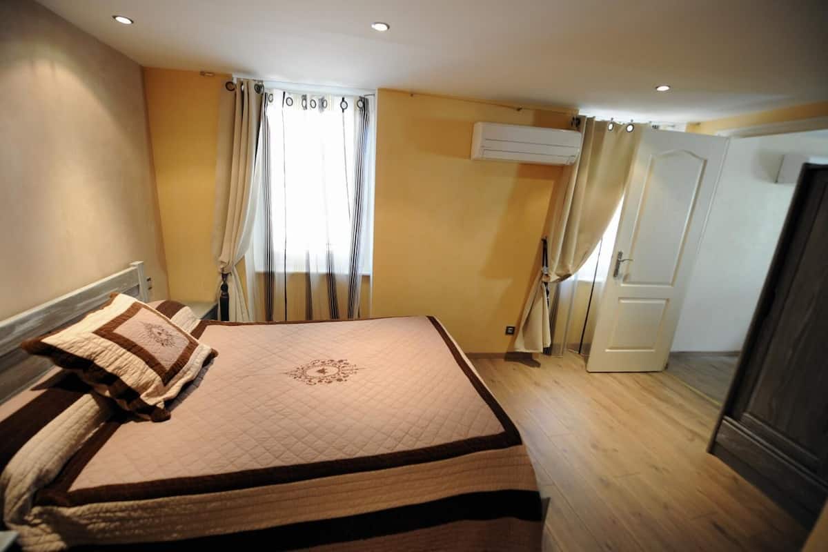 Apartment | Desk, WiFi (free), bed sheets