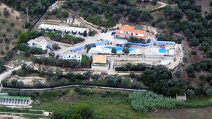 An aerial view of a residential area with multiple buildings, including a large house with a swimming pool and a smaller house with a garden. - Villaggio Turistico Il Falco (Vieste)
