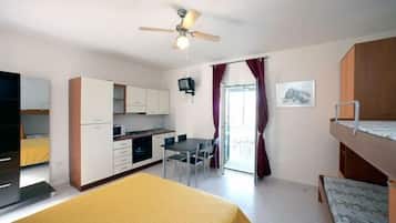 Studio, Kitchenette (4 people) | Living area | TV