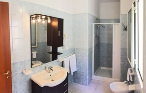 Shower, hair dryer, bidet, towels - Villaggio Turistico Il Falco (Vieste)