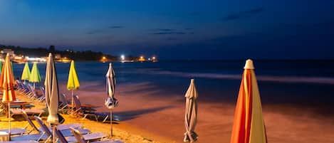 Sulla spiaggia, lettini da mare, ombrelloni, un bar sulla spiaggia