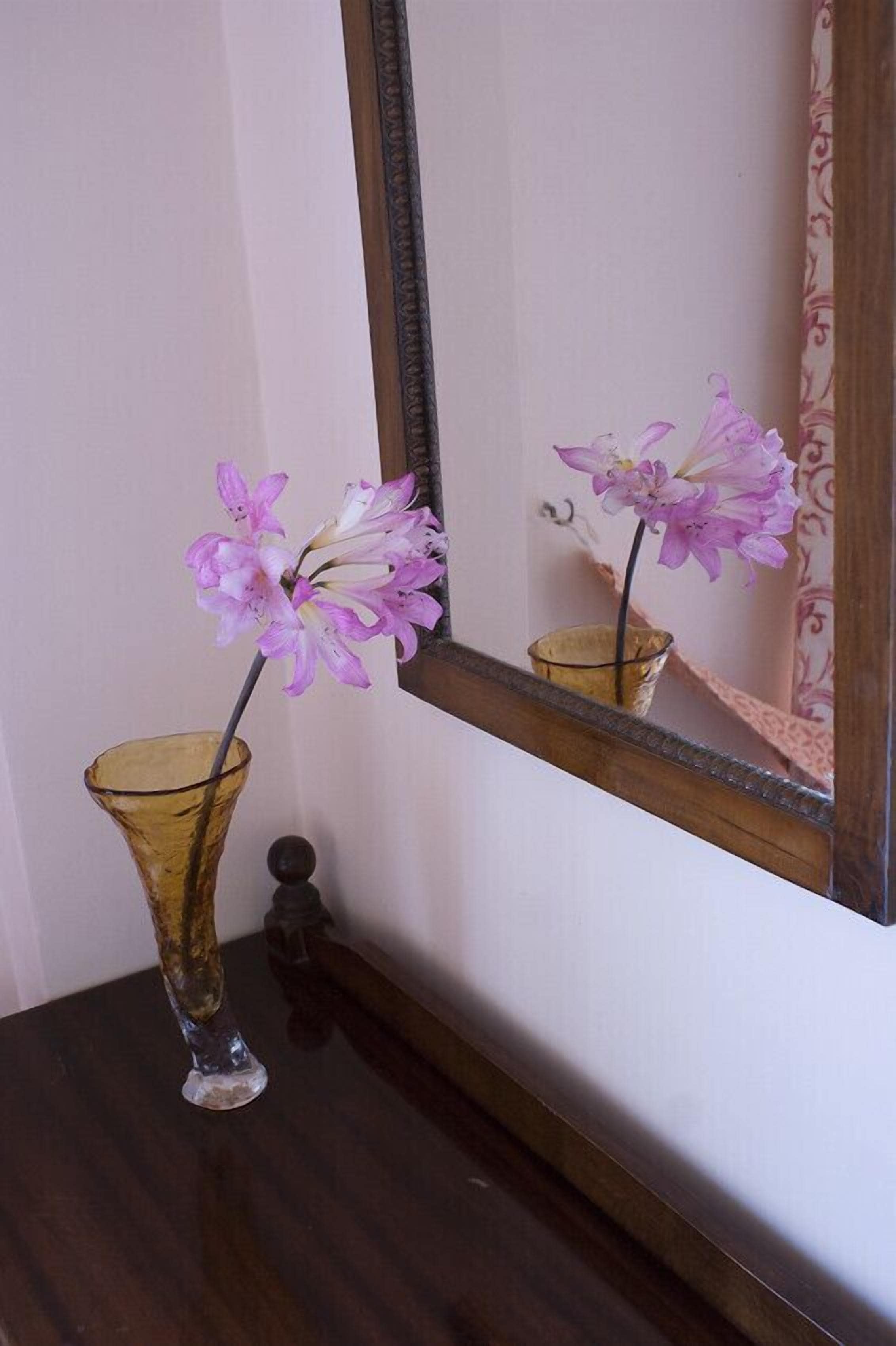 double room, partial sea view | living area | tv